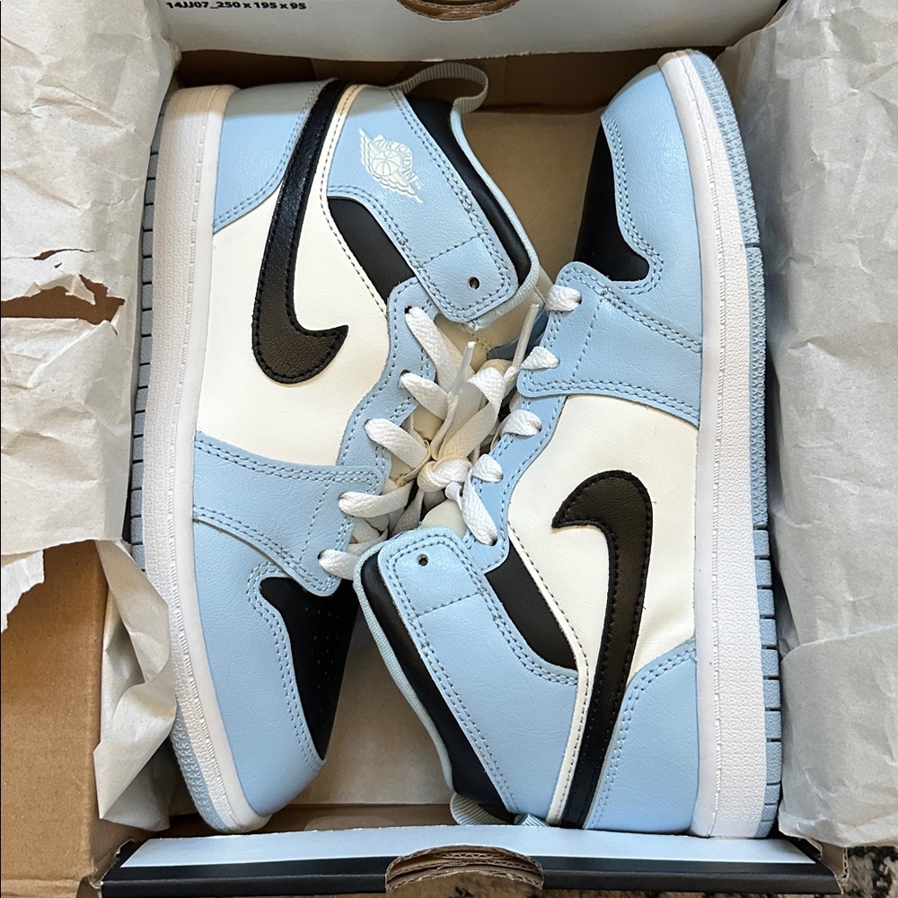 EUC Jordan 1 Mid Sneakers - Size 3Y - Picture 7 of 14